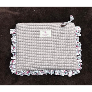 Neceser Artesanal – Tejido Waffle Malva con Volantes Florales - Imagen 1
